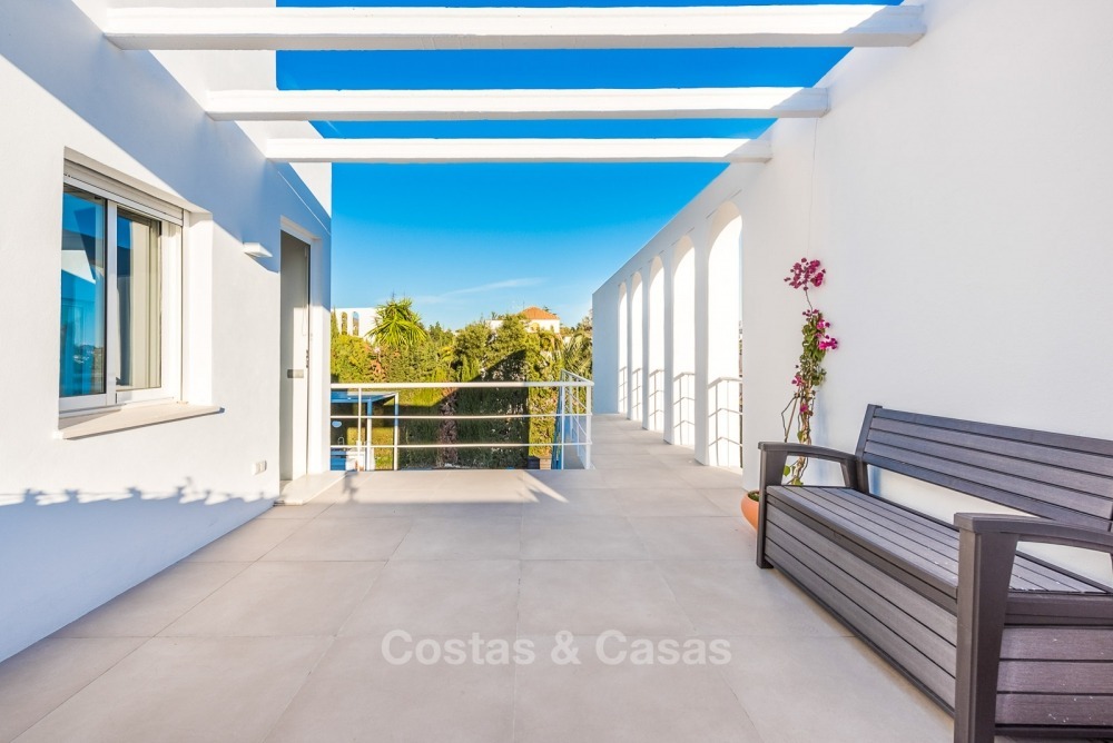 Volledig gerenoveerde, ruime luxe villa te koop in het hart van Nueva Andalucia's golf vallei, Marbella 10756