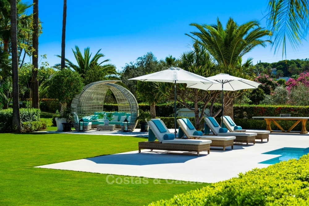 Paleiselijke eerstelijns golf villa te koop in Las Brisas Golf, Nueva Andalucia, Marbella 10870