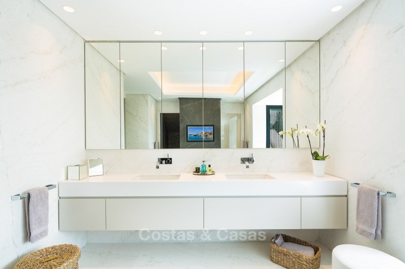 Indrukwekkende en zeer ruime gerenoveerde luxe villa te koop op de Golden Mile in Sierra Blanca, Marbella 10916 