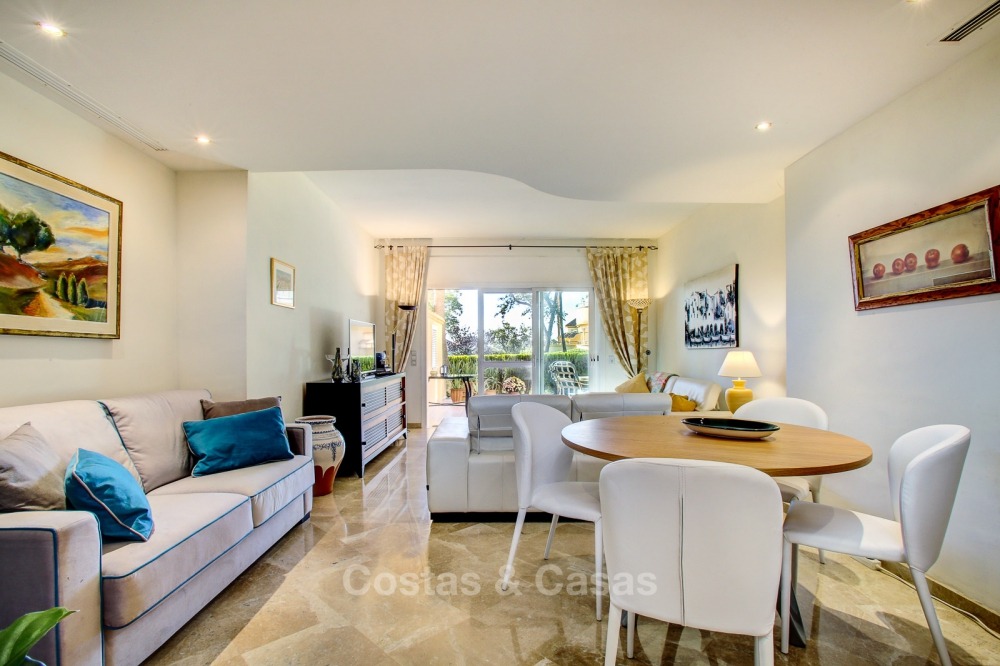 Luxe appartementen en penthouses te koop met prachtig golf- en zeezicht in Elviria, Marbella 11063