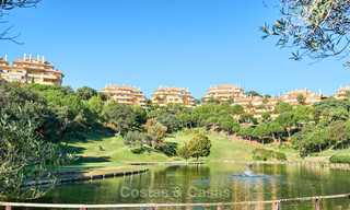 Luxe appartementen en penthouses te koop met prachtig golf- en zeezicht in Elviria, Marbella 11034 