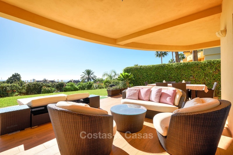 Luxe appartementen en penthouses te koop met prachtig golf- en zeezicht in Elviria, Marbella 11055 