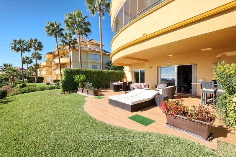 Luxe appartementen en penthouses te koop met prachtig golf- en zeezicht in Elviria, Marbella 11057 