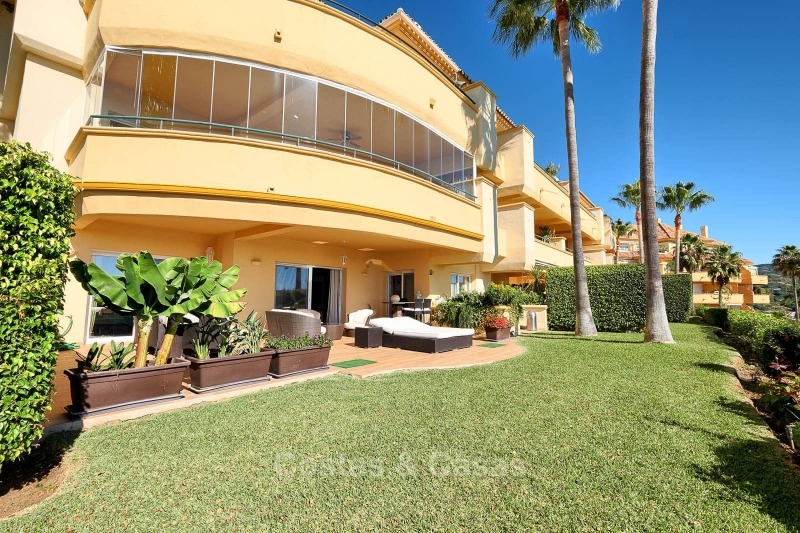 Luxe appartementen en penthouses te koop met prachtig golf- en zeezicht in Elviria, Marbella 11058 