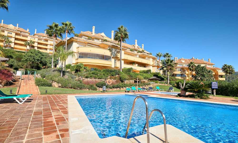 Luxe appartementen en penthouses te koop met prachtig golf- en zeezicht in Elviria, Marbella 11039