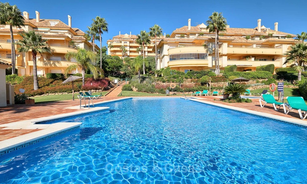 Luxe appartementen en penthouses te koop met prachtig golf- en zeezicht in Elviria, Marbella 11040