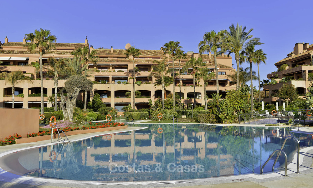 Luxe eerstelijns strandappartement te koop in een exclusief residentieel complex, Puerto Banus, Marbella 11549