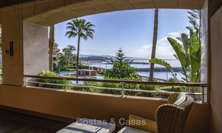 Luxe eerstelijns strandappartement te koop in een exclusief residentieel complex, Puerto Banus, Marbella 11553 