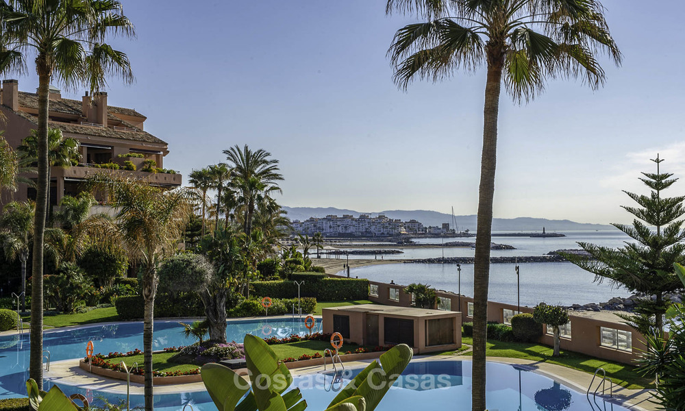 Luxe eerstelijns strandappartement te koop in een exclusief residentieel complex, Puerto Banus, Marbella 11555