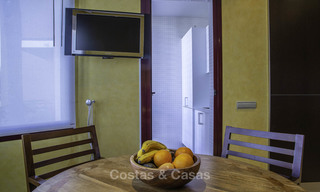 Luxe eerstelijns strandappartement te koop in een exclusief residentieel complex, Puerto Banus, Marbella 11558 