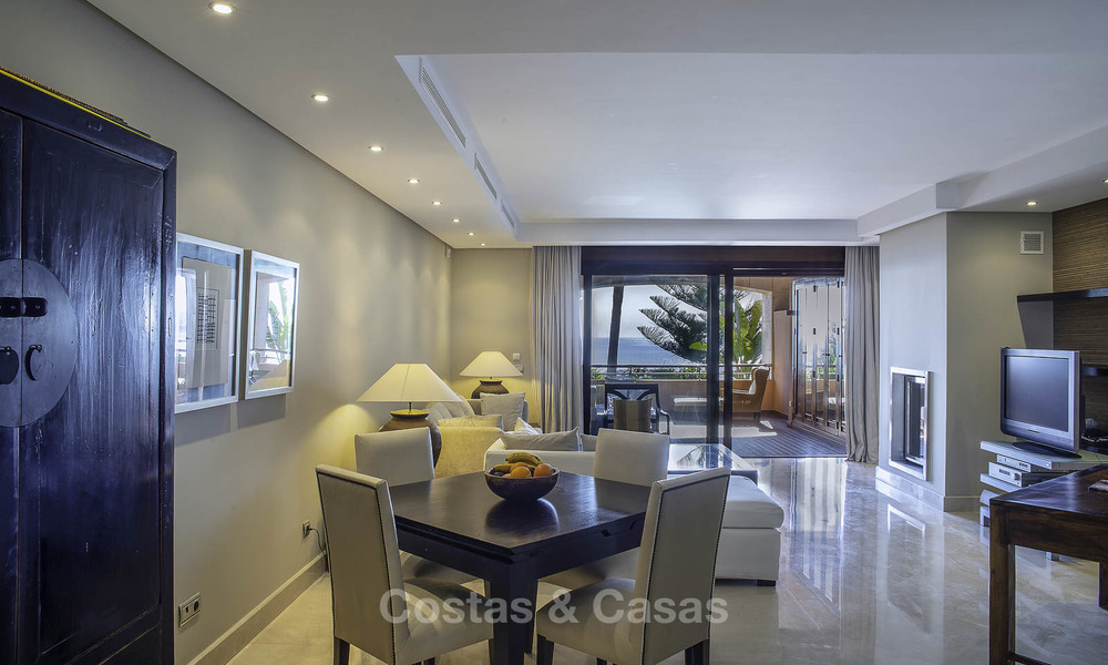 Luxe eerstelijns strandappartement te koop in een exclusief residentieel complex, Puerto Banus, Marbella 11560