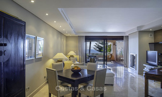 Luxe eerstelijns strandappartement te koop in een exclusief residentieel complex, Puerto Banus, Marbella 11560 