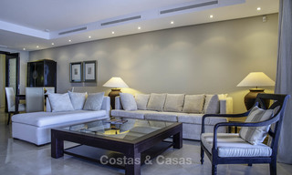 Luxe eerstelijns strandappartement te koop in een exclusief residentieel complex, Puerto Banus, Marbella 11561 