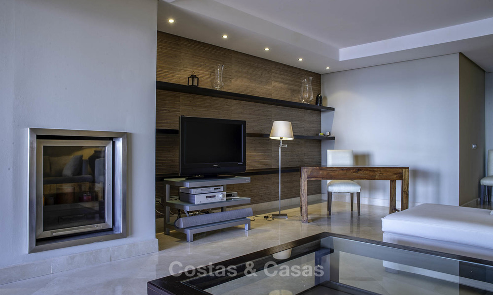 Luxe eerstelijns strandappartement te koop in een exclusief residentieel complex, Puerto Banus, Marbella 11562