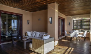 Luxe eerstelijns strandappartement te koop in een exclusief residentieel complex, Puerto Banus, Marbella 11566 