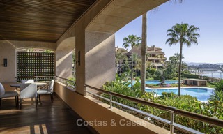Luxe eerstelijns strandappartement te koop in een exclusief residentieel complex, Puerto Banus, Marbella 11567 
