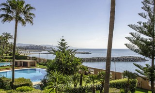 Luxe eerstelijns strandappartement te koop in een exclusief residentieel complex, Puerto Banus, Marbella 11568 