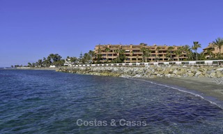 Luxe eerstelijns strandappartement te koop in een exclusief residentieel complex, Puerto Banus, Marbella 11579 