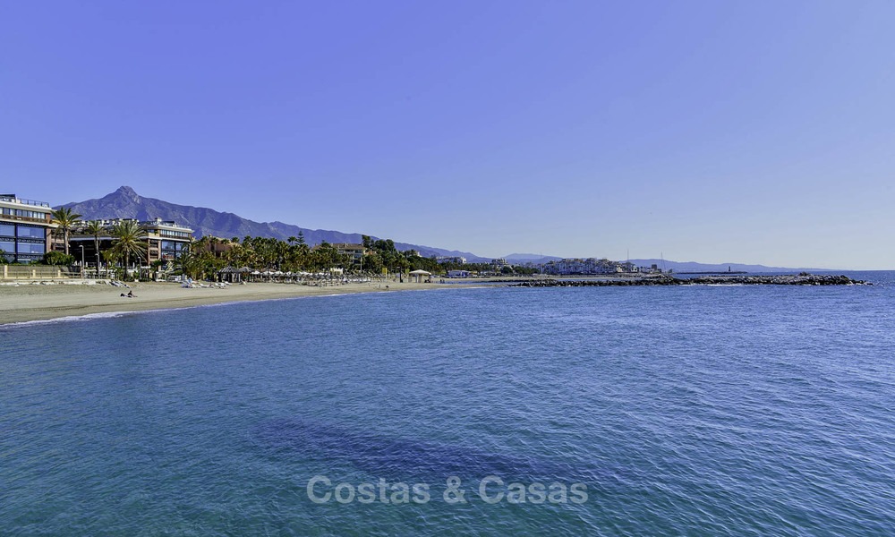 Luxe eerstelijns strandappartement te koop in een exclusief residentieel complex, Puerto Banus, Marbella 11580