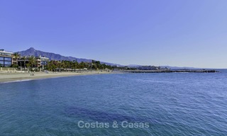 Luxe eerstelijns strandappartement te koop in een exclusief residentieel complex, Puerto Banus, Marbella 11580 