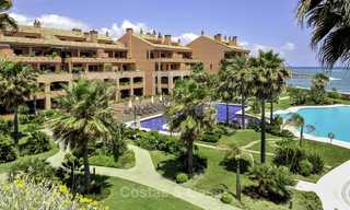 Luxe eerstelijns strandappartement te koop in een exclusief residentieel complex, Puerto Banus, Marbella 11585 