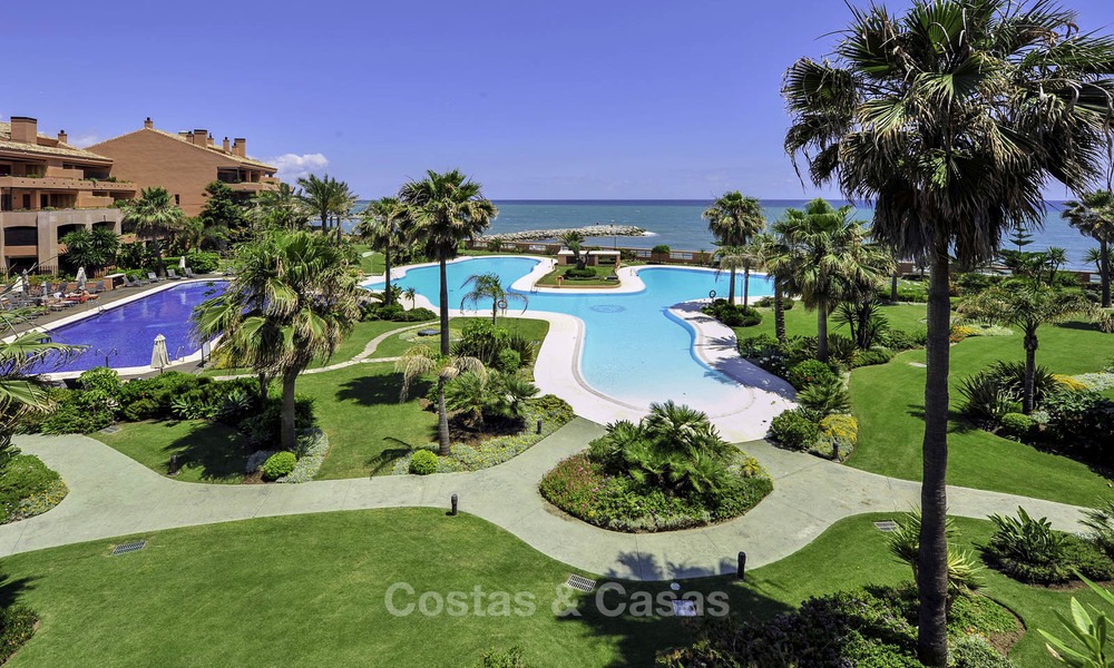 Luxe eerstelijns strandappartement te koop in een exclusief residentieel complex, Puerto Banus, Marbella 11586