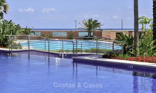 Luxe eerstelijns strandappartement te koop in een exclusief residentieel complex, Puerto Banus, Marbella 11598 