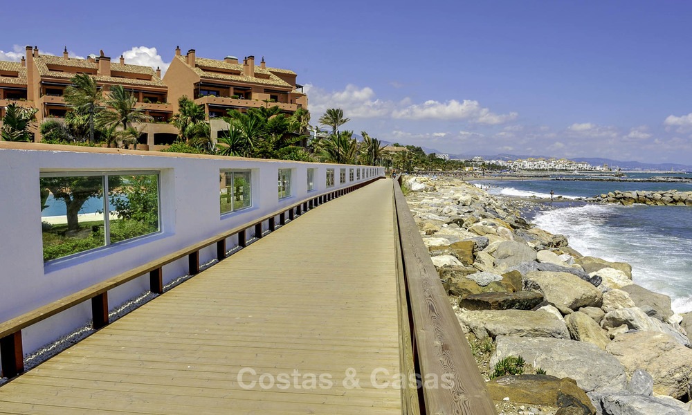 Luxe eerstelijns strandappartement te koop in een exclusief residentieel complex, Puerto Banus, Marbella 11599