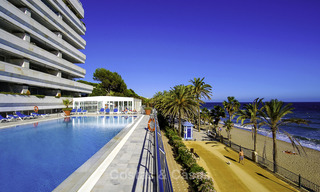 Eerstelijnstrand luxe appartement met zeezicht te koop in een exclusief complex op de prestigieuze Golden Mile in Marbella 11542 
