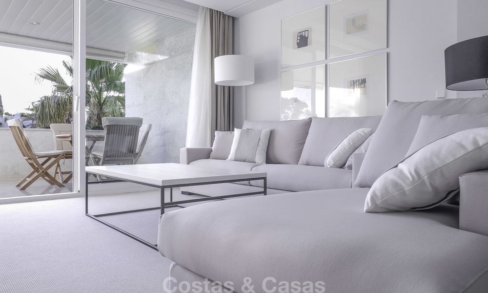 Eerstelijnstrand luxe appartement met zeezicht te koop in een exclusief complex op de prestigieuze Golden Mile in Marbella 11532