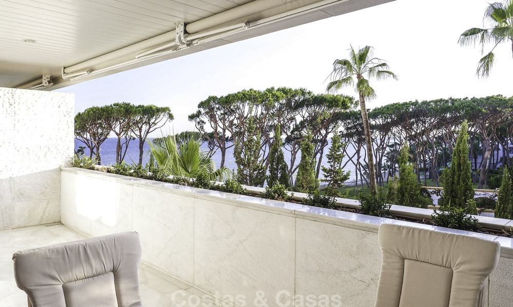 Eerstelijnstrand luxe appartement met zeezicht te koop in een exclusief complex op de prestigieuze Golden Mile in Marbella 11533