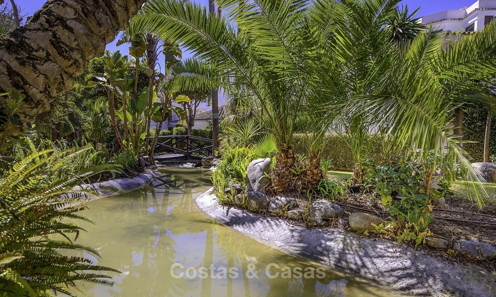 Appartementen te koop in een eerstelijnstrand complex in Elviria, Marbella 11255