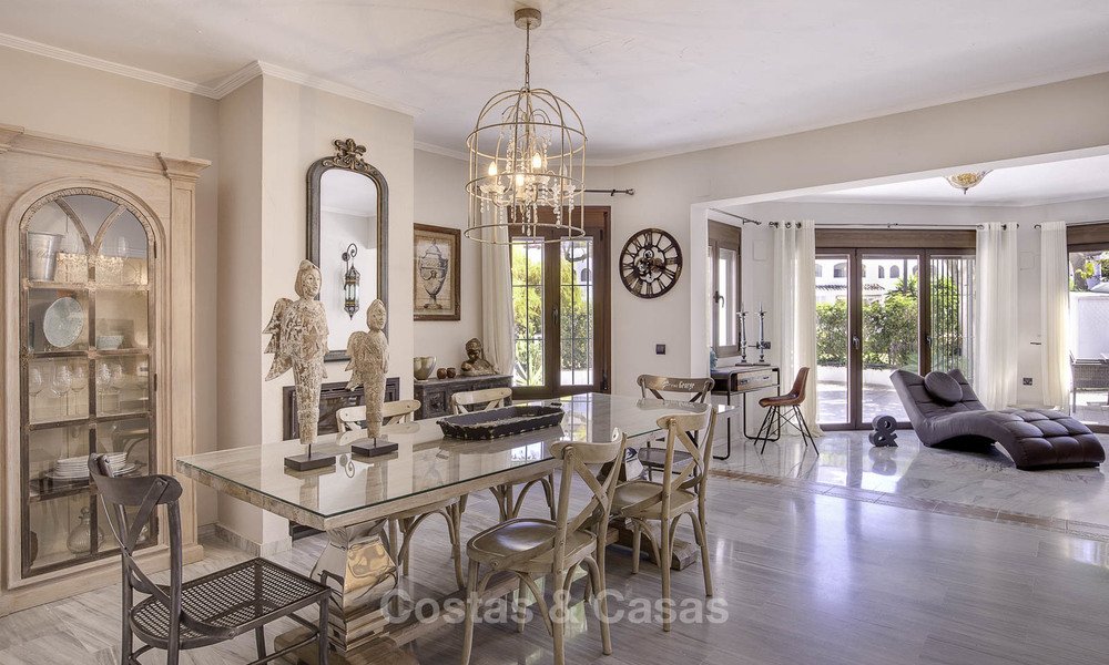 Appartementen te koop in een eerstelijnstrand complex in Elviria, Marbella 11257