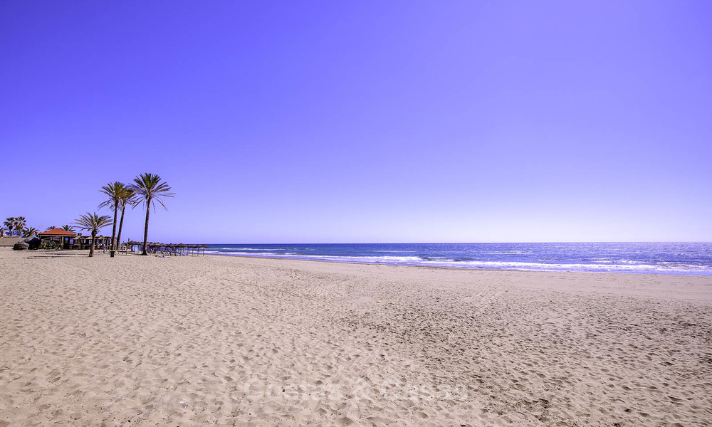 Appartementen te koop in een eerstelijnstrand complex in Elviria, Marbella 11259