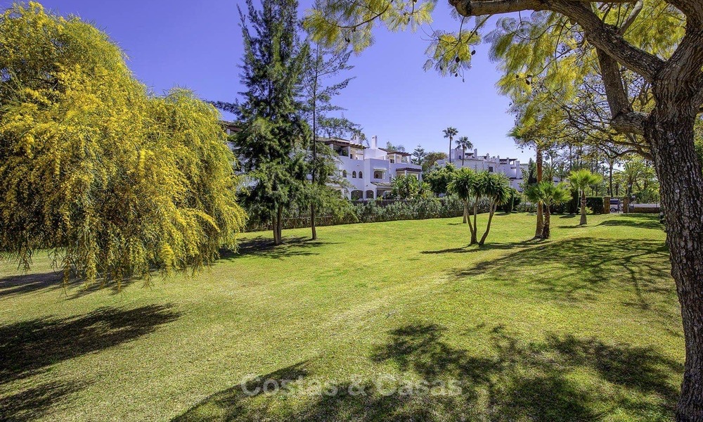 Appartementen te koop in een eerstelijnstrand complex in Elviria, Marbella 11263