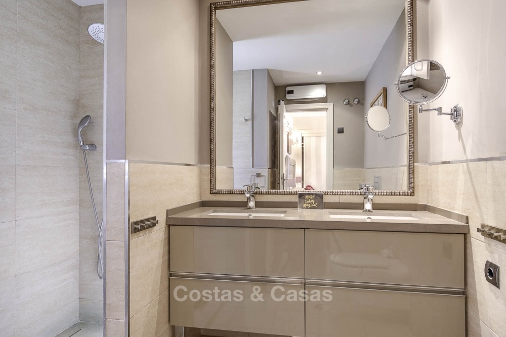 Appartementen te koop in een eerstelijnstrand complex in Elviria, Marbella 11267