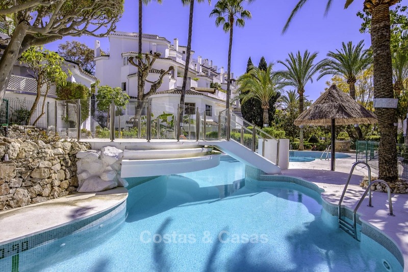 Appartementen te koop in een eerstelijnstrand complex in Elviria, Marbella 11268 