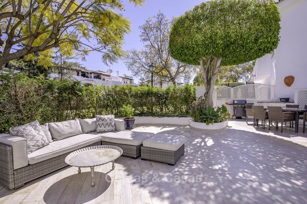 Appartementen te koop in een eerstelijnstrand complex in Elviria, Marbella 11270