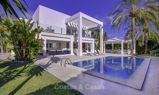 Stijlvolle en luxueuze moderne hedendaagse strandvilla te koop tussen Estepona en Marbella 11681 