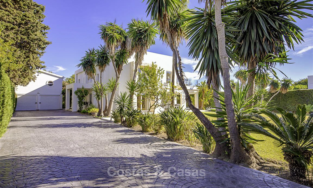 Stijlvolle en luxueuze moderne hedendaagse strandvilla te koop tussen Estepona en Marbella 11683