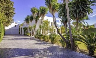 Stijlvolle en luxueuze moderne hedendaagse strandvilla te koop tussen Estepona en Marbella 11683 