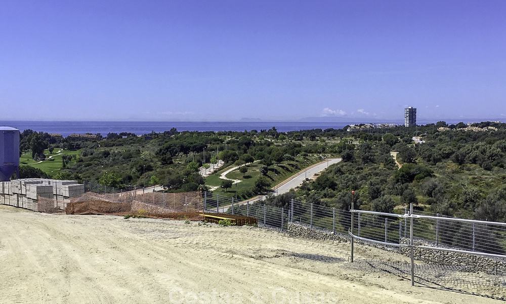 Exclusieve hedendaagse golfvilla's met panoramisch golf- en zeezicht te koop in Oost-Marbella. Nu instapklaar. 15953