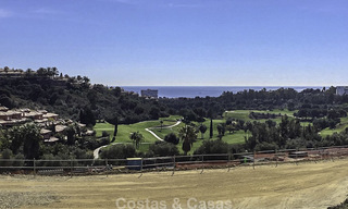 Exclusieve hedendaagse golfvilla's met panoramisch golf- en zeezicht te koop in Oost-Marbella. Nu instapklaar. 15961 