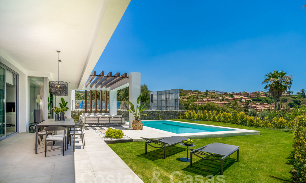 Exclusieve hedendaagse golfvilla's met panoramisch golf- en zeezicht te koop in Oost-Marbella. Nu instapklaar. Laatste villa! 26708