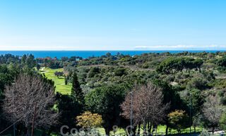 Exclusieve hedendaagse golfvilla's met panoramisch golf- en zeezicht te koop in Oost-Marbella. Nu instapklaar. 39137 