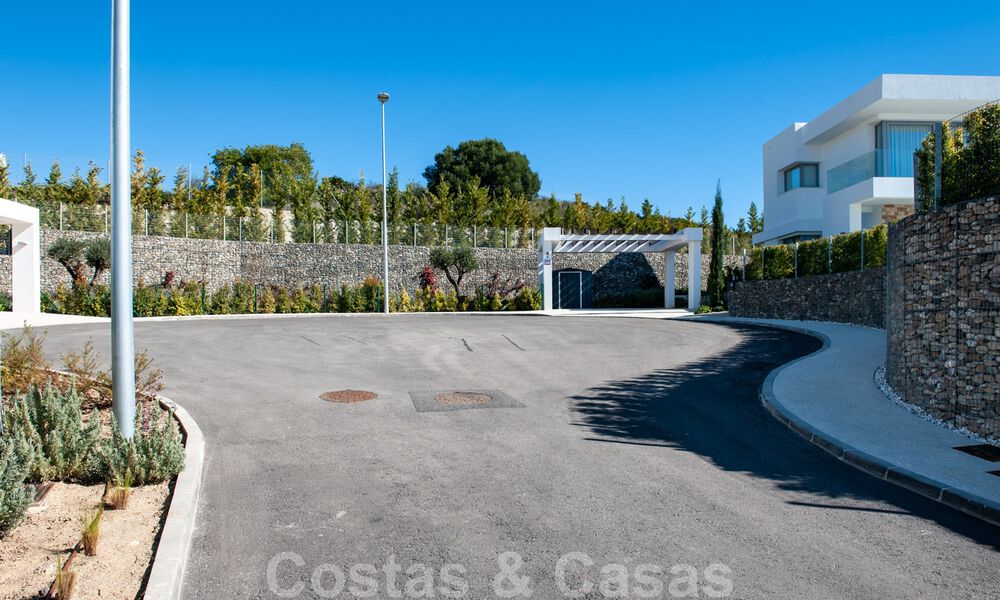 Exclusieve hedendaagse golfvilla's met panoramisch golf- en zeezicht te koop in Oost-Marbella. Nu instapklaar. 39139