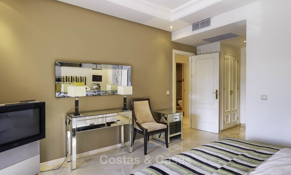 Ruim, aantrekkelijk appartement te koop in een exclusief strandcomplex, tussen Marbella en Estepona 11767
