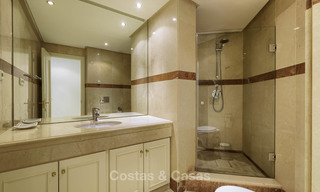 Ruim, aantrekkelijk appartement te koop in een exclusief strandcomplex, tussen Marbella en Estepona 11768 