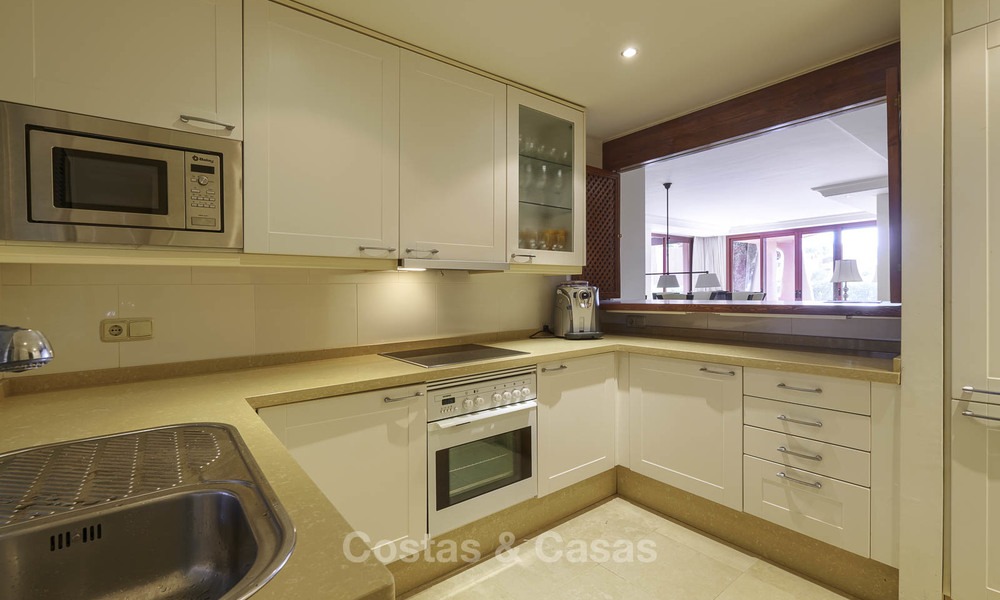 Ruim, aantrekkelijk appartement te koop in een exclusief strandcomplex, tussen Marbella en Estepona 11779