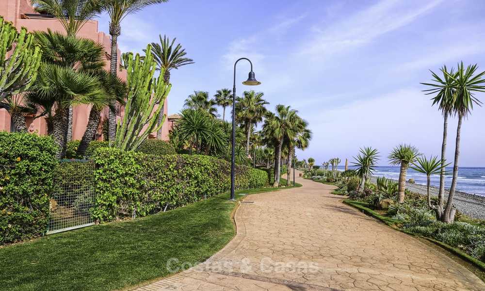 Ruim, aantrekkelijk appartement te koop in een exclusief strandcomplex, tussen Marbella en Estepona 11788